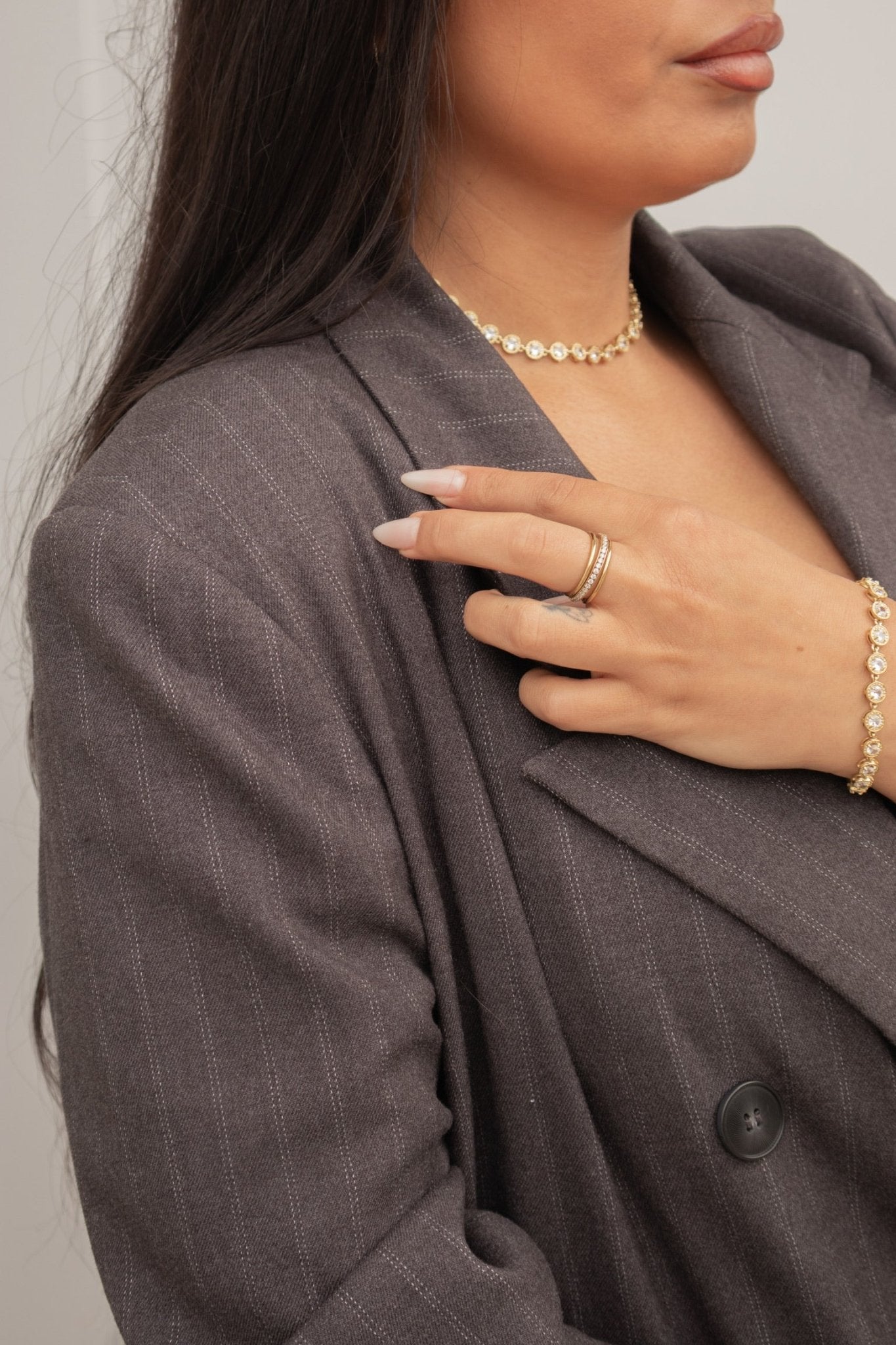 Collier femme tendance Nayara en strass porté autour du cou