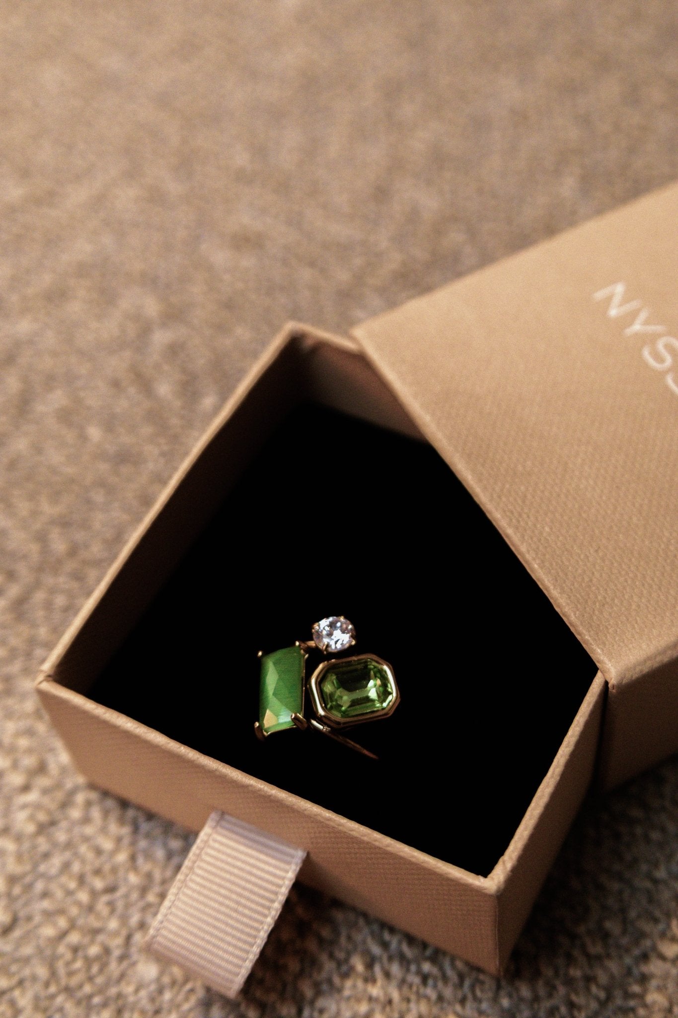 Bague acier inoxydable dorée présentée dans une boîte beige Nyssary