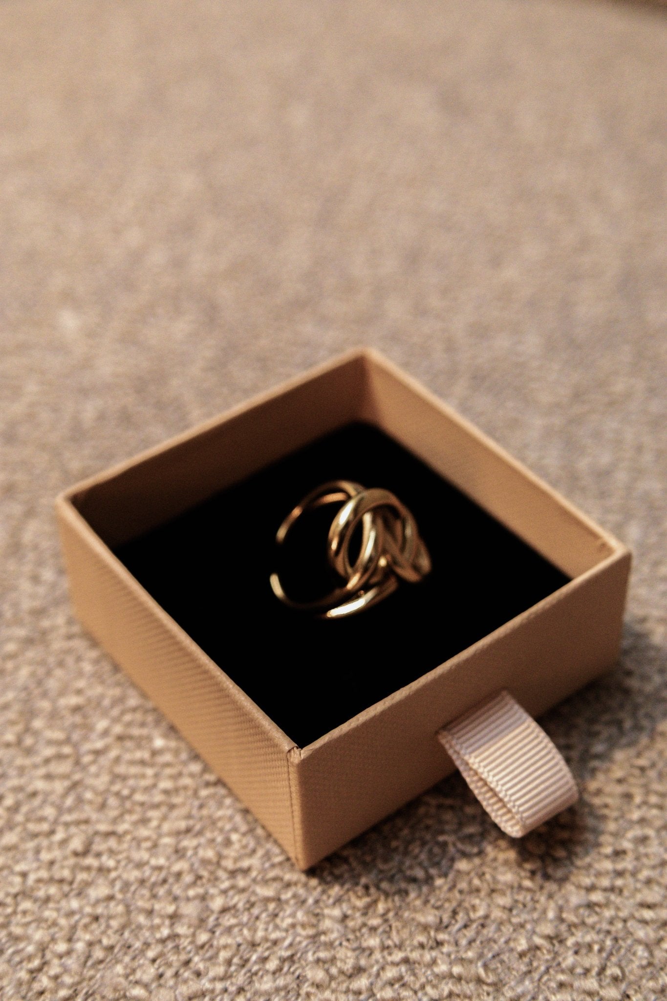 Bague dorée Sculpture dans un écrin Nyssary