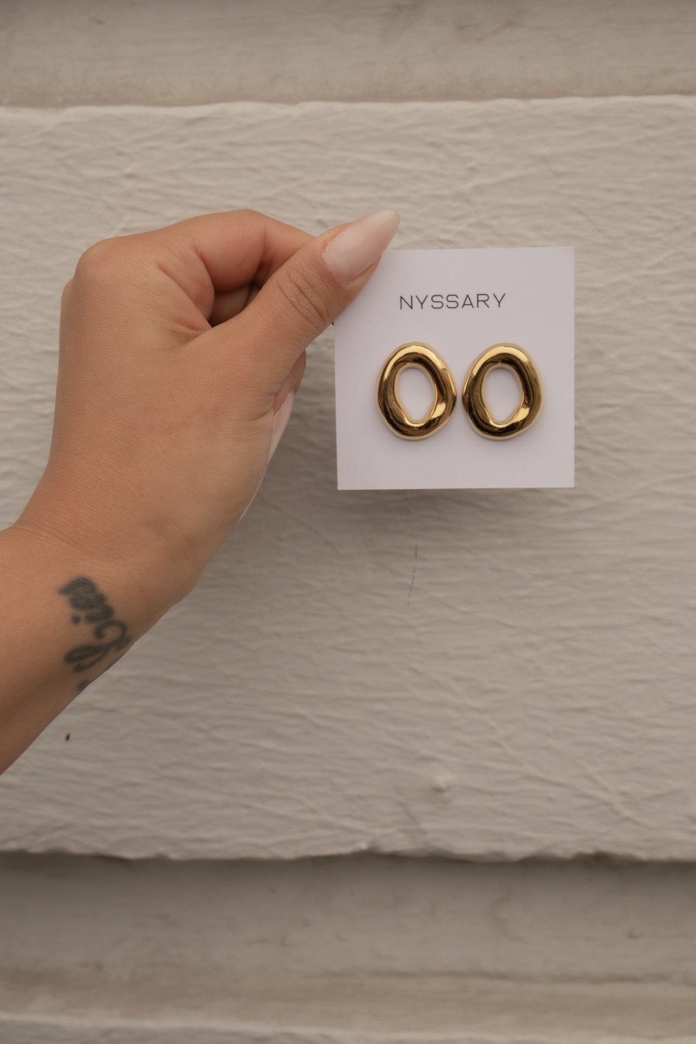 Gros plan sur des boucles oreilles femme