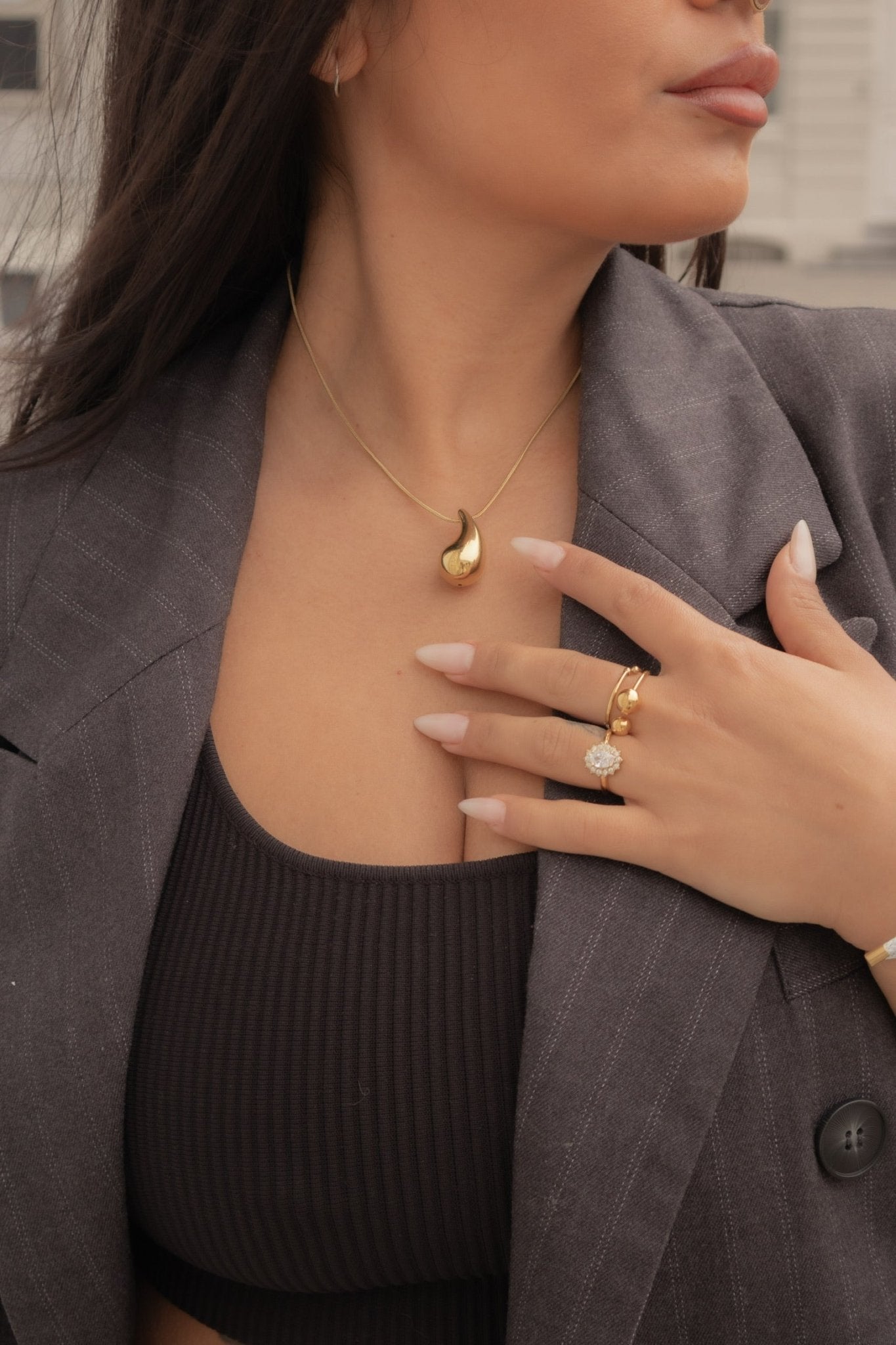 Collier doré avec pendentif goutte Romy porté autour du cou