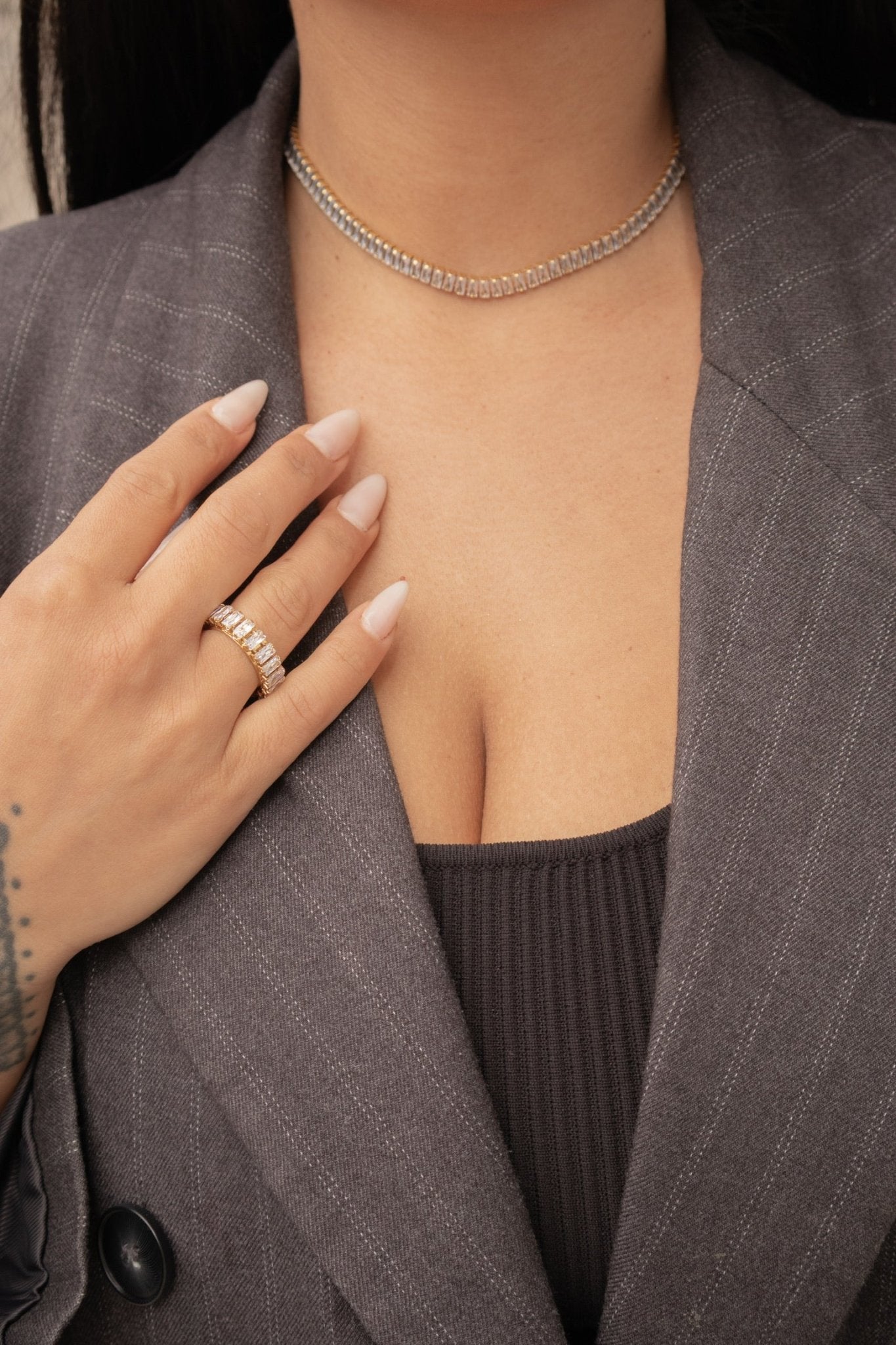 Collier femme tendance porté autour du cou